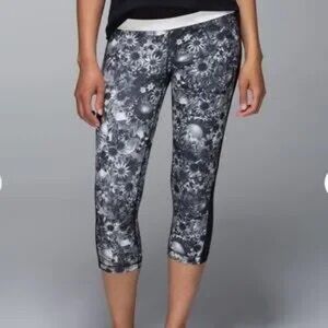Floral Patterned Capri Leggings